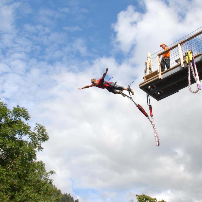 Une future mariée saut à l élastique lors de son EVJF dans les Vosges