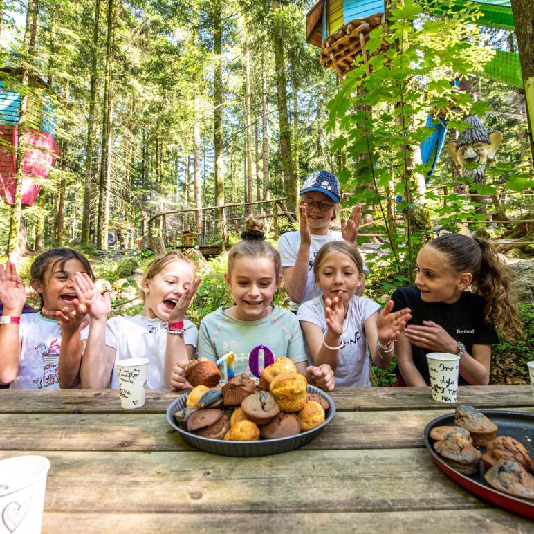 Des enfants célèbrent un anniversaire au Bois des Lutins